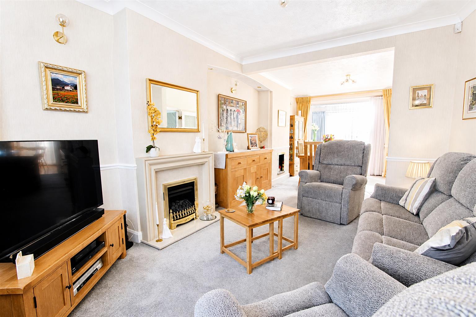 4 bed property in Stoneleigh Avenue, Worcester Park